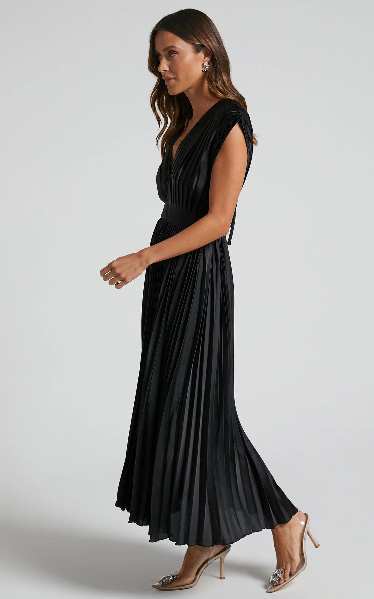 Della Midi Dress - Plunge Neck Short Sleeve Pleated Dress in Black